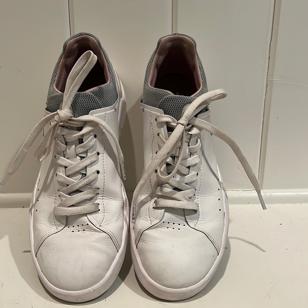 Womens On Cloud tennis shoes